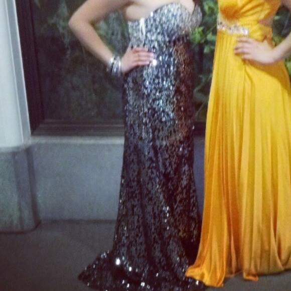 Dresses & Skirts - Black sequin dress